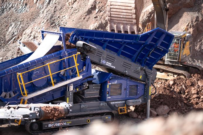 The Screenpro S16 incorporates a 4.9m x 1.5m (16ft x 5ft) two-deck screen with a heavy-duty feed hopper