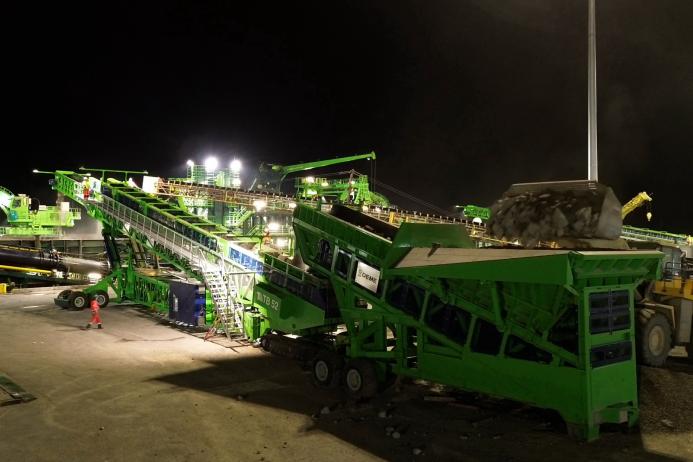 Telestack AP 1500 D3 apron feeder discharging into Telestack TB 52 shiploader