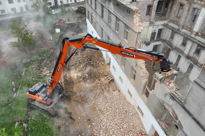 Develon DX380DM-7 demolishing the historic former Tesla industrial complex in Lanškroun in the Czech Republic 