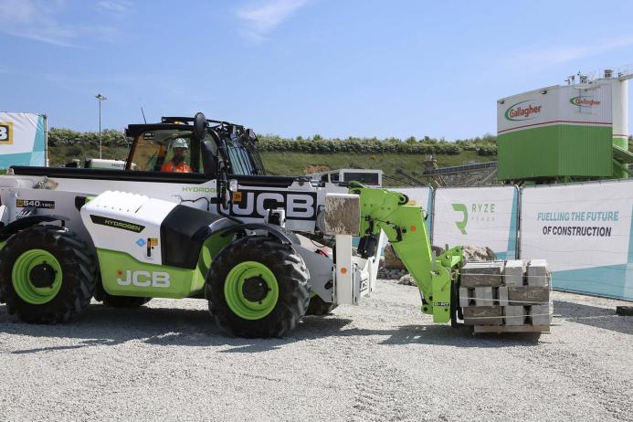 Gallagher Group provided the setting for Lower Thames Crossing’s first successful trial of low-carbon, hydrogen combustion-powered machinery – a JCB 540-180H Loadall