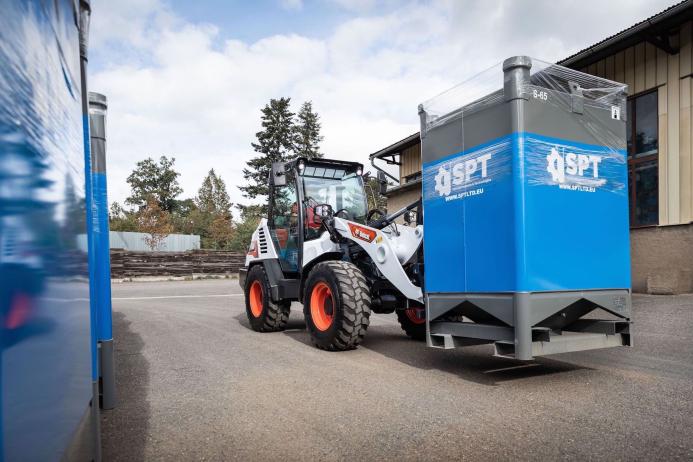 Bobcat L95 compact wheel loader