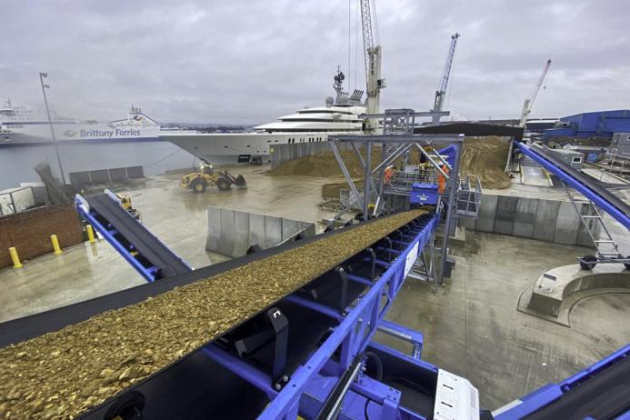 Wash plant feed conveyor