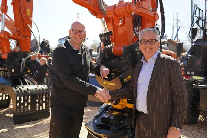 L-R: Krister Blomgren, engcon CEO, and Francesco Quaranta, HCME president and CEO