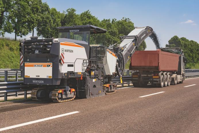 Thanks to its high daily output, the W 210 XF large milling machine from Wirtgen can handle a wide range of applications