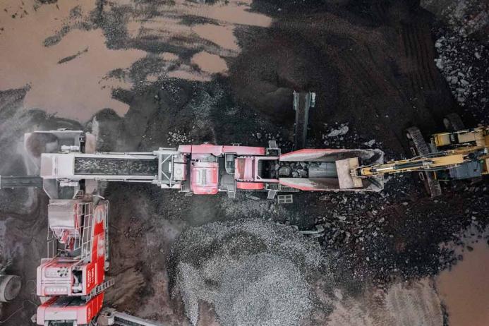 Aerial view of the Finlay J-1280 Hybrid jaw crusher in operation