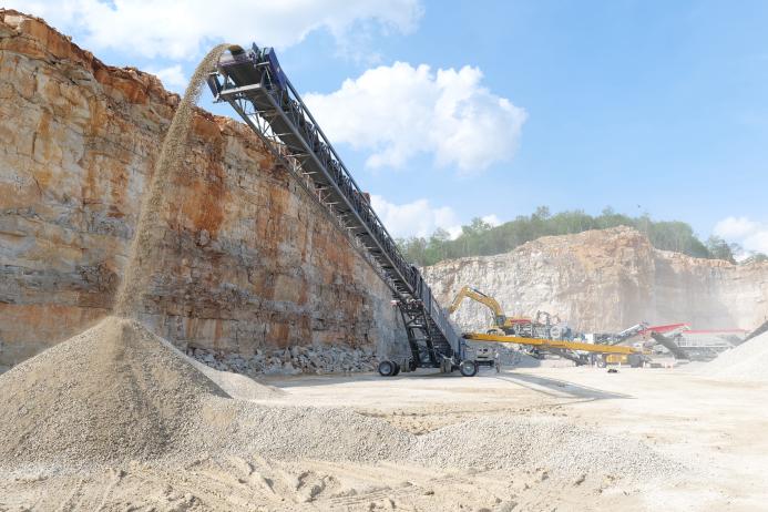 The new ProStack TW 36-150 radial telescopic conveyor in operation