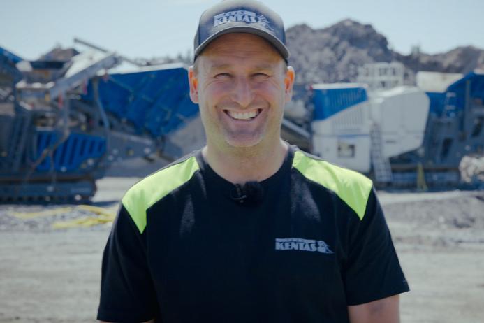 Freddie Erickson, co-owner of Kentas Last & Schakt AB, is convinced: The switch to fully electric operation of the Kleemann plant train was an economically sound decision