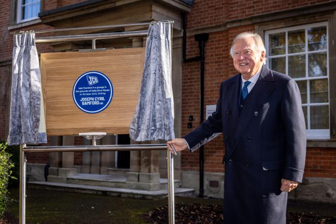 Lord Bamford unveils the blue plaque commemorating JCB’s first location