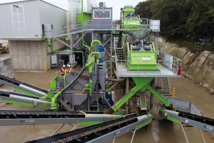 The 100 tonnes/h bespoke wash plant produces a range of washed recycled aggregates, including 10–20mm and 40mm