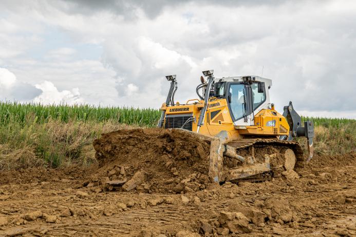 The Liebherr PR 746 crawler dozer’s construction and assisted steering system ensure high precision and long-term reliability