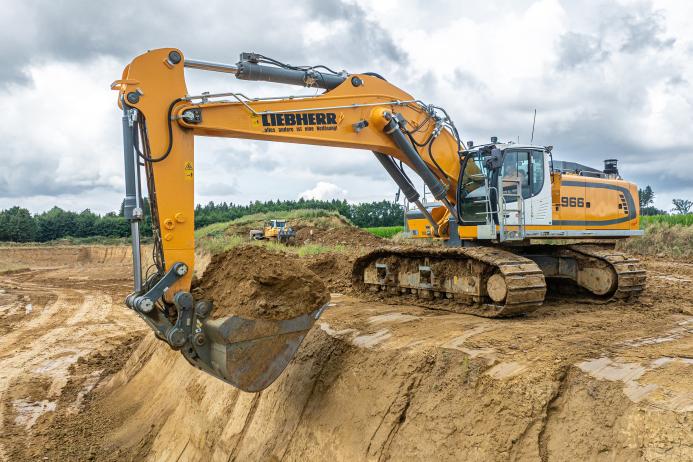 The Liebherr R 966 crawler excavator plays a central role in extraction operations in Wertingen