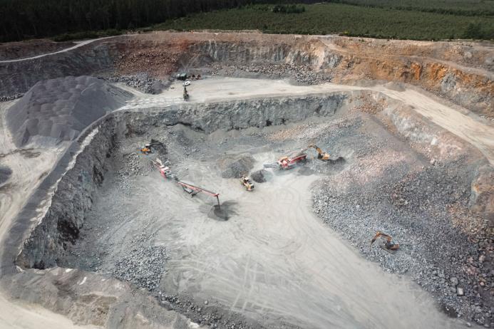 Breedon run a J-1175 hybrid jaw crusher and a TC-80 conveyor alongside the Finlay J-1480 