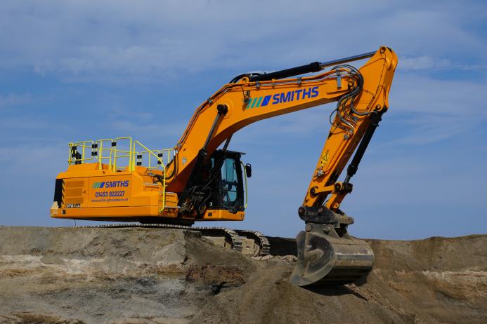 Smiths’ brand-new JCB 370X tracked excavator in operation 