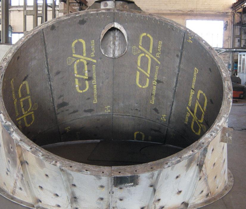 Component fitted with wear plates