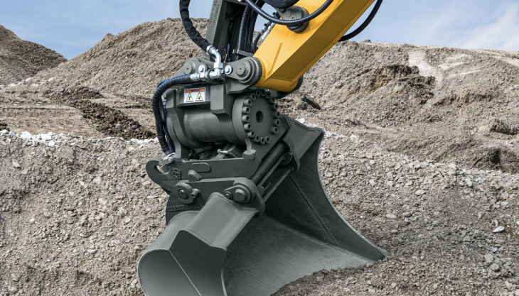 As a direct mounting, the new LiTiU 18 unit is mounted directly to the stick end of an excavator and makes possible swing angles of up to 2 x 75 degrees Liebherr LiTiU tilt unit