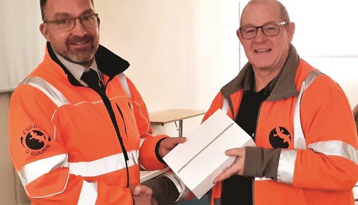 L-R: Ben Williams, managing director of EPC-UK, presenting engineering technician Ken Taylor with his award Ben Williams and Ken Taylor