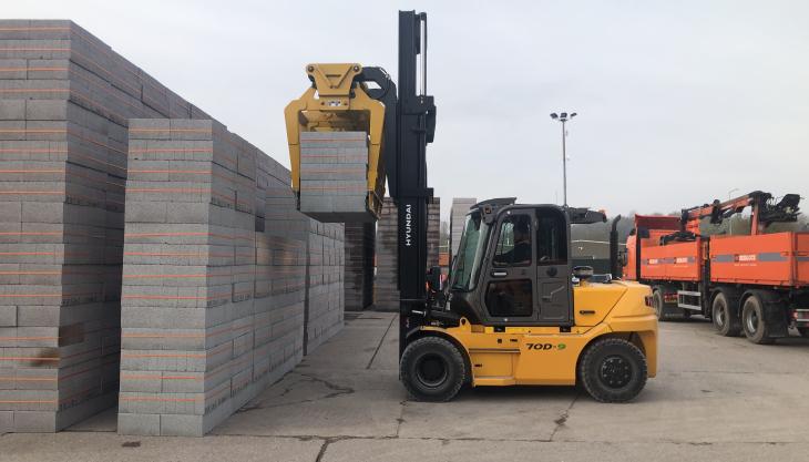 Besblock's new Hyundai 70D-9 with bespoke double block clamp Hyundai 70D-9 forklift truck