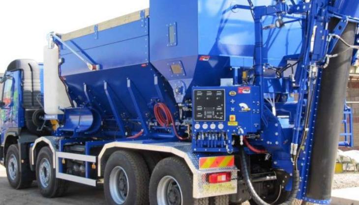 A mobile concrete batching plant (volumetric truck) Volumetric truck