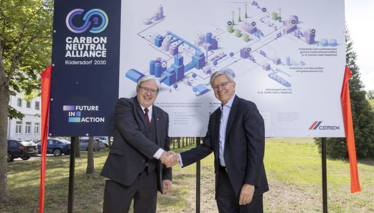 Brandenburg’s Minister of the Economy, Professor Jörg Steinbach, and Fernando A. Gonzalez, chief executive officer of CEMEX, during the Carbon Neutral Alliance inauguration ceremony CEMEX and partners