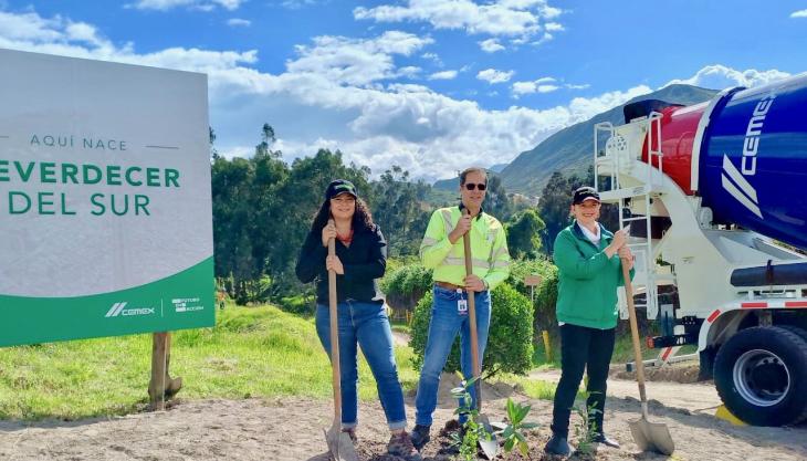 L-R: Nadya Rangel, Minister of Habitat in Bogotá; Alejandro Ramírez, president of CEMEX in Colombia and Peru; and Carolina Urrutia, Minister of Environment in Bogotá CEMEX Circularity Centre