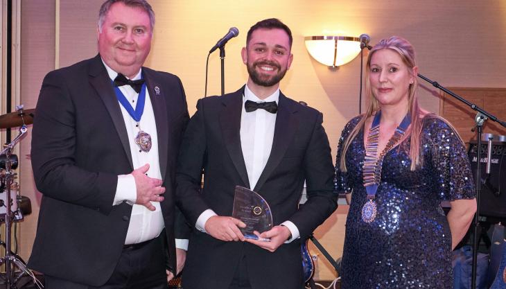 Daniel Jones TMIQ receiving his award Excellence Award