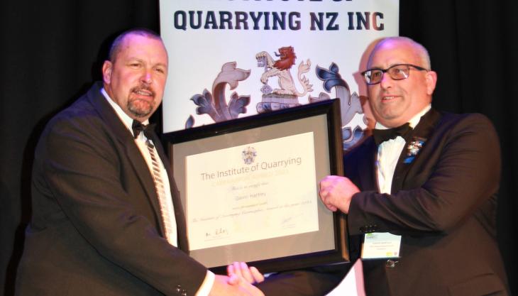 L-R: IQ New Zealand President Dean Torstonson presenting the Caernarfon Award to Gavin Hartley Caernarfon Award