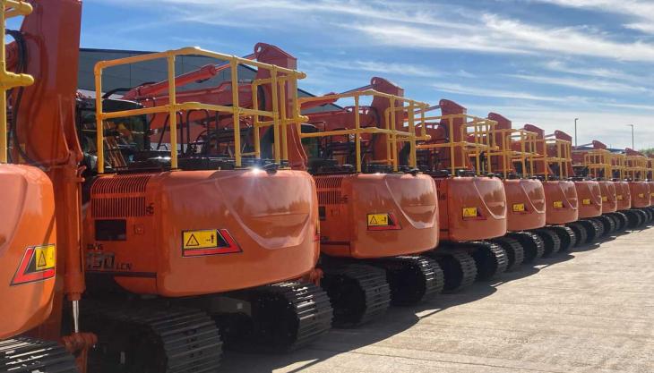 Digger Guard’s new polymer ‘boxing ring’ handrail system Digger Guard’s handrail system