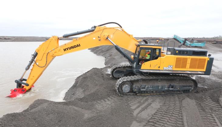 Ireland’s first Hyundai 90-tonne HX900L excavator digging deep at Derryarkin Hyundai HX900L excavator