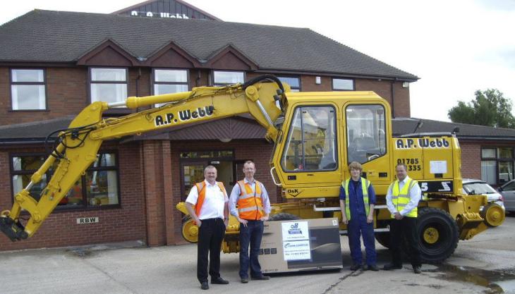 Thomas Hammond receives his prize from Chain+Conveyor