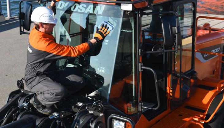 Doosan DL300-5 featuring new cab roof handrail Cab handrail