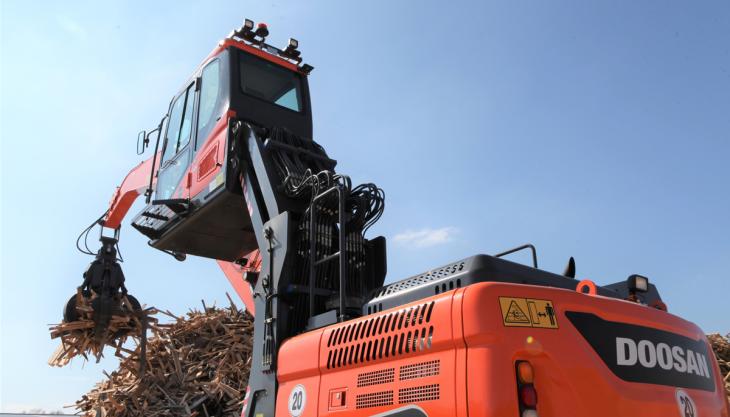 Doosan DX230WMH-5 material handler