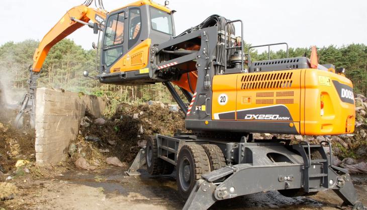 Doosan DX250WMH-5 material handler in operation Doosan DX250WMH-5 material handler