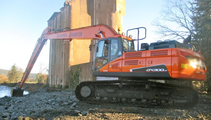 New Doosan excavator helps save castle Doosan DX300SLR-5 excavator