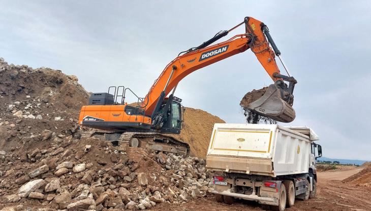 Doosan DX380LC-7 excavator in operation Doosan DX380LC-7 excavator