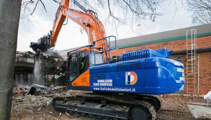 Italia Demolizioni’s new Doosan DX380LC-7 excavator at work Doosan DX380LC-7 excavator