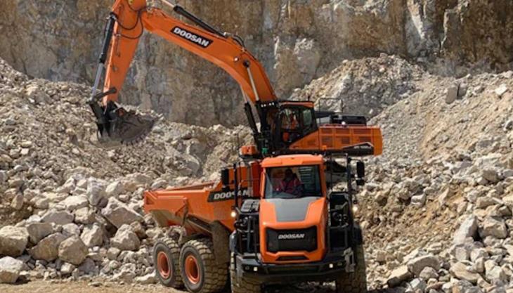 A Doosan DX420LC-7 crawler excavator loads a DA30-7 ADT in the demonstration area Doosan DX420LC-7 crawler excavator loads a DA30-7 ADT