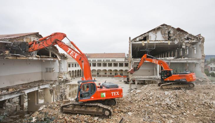 Some of the Doosan excavators tearing down the iconic Colegio de los Salesianos Some of the Doosan excavators tearing down the iconic Colegio de los Salesianos
