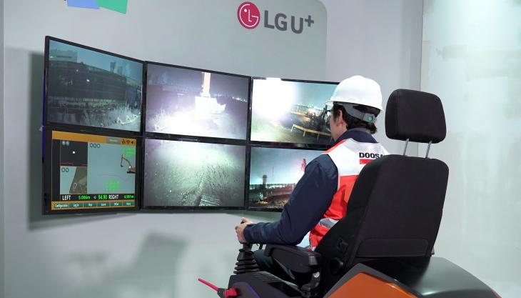 Doosan's 5G TeleOperation workstation at bauma 2019 Doosan 5G TeleOperation at bauma 2019
