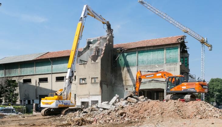 Doosan DX530DM demolition excavator and DX235LCR-7 working in tandem 