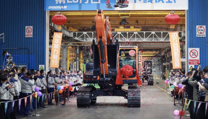 Celebration marking the production and handover of the 200,000th Doosan excavator built in China Doosan Infracore China Corporation