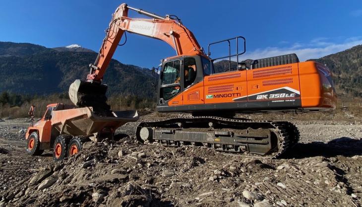 The first 36-tonne Doosan DX350LC-7 crawler excavator in Italy Doosan DX350LC-7 crawler excavator