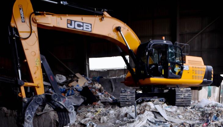 London-based waste-management firm purchases JS370 tracked excavator for recycling operation JCB JS370 tracked excavator
