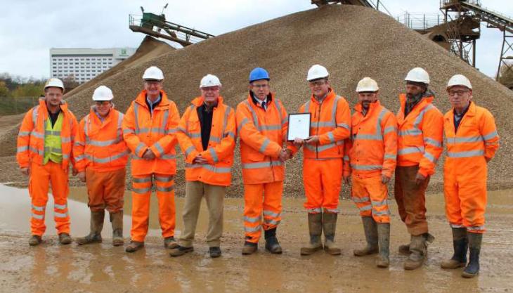 Steve Cole (blue helmet), chair of the BAA scheme, presenting the certificate to Dan Folley, manager of Sipson Quarry BAA award for Harleyford Aggregates