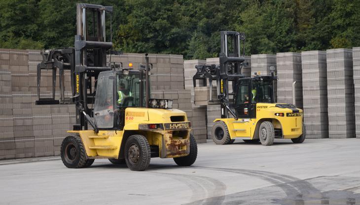Glendinning’s 15-year-old Hyster H8.0FT in the foreground with the new H8XM6 in the background Hyster H8FT and H8XM6 lift trucks