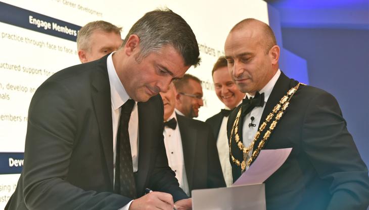 Francois Petry, CEO of Aggregate Industries, signing the IQ Centenary Pledge IQ Centenary Pledge