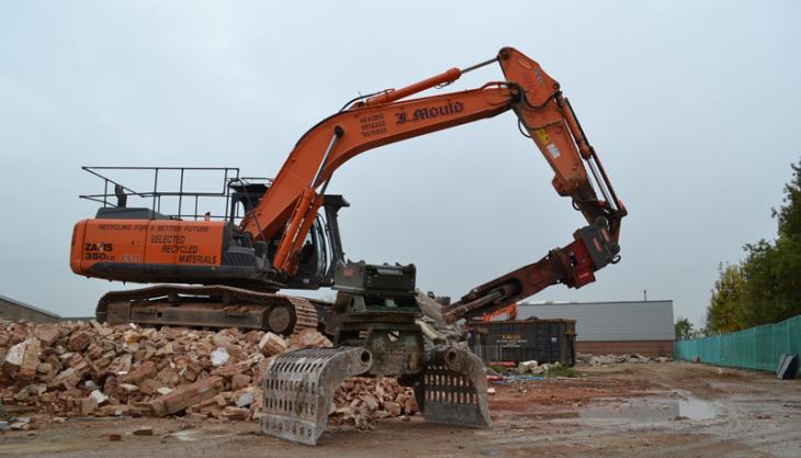 J Mould fit OilQuick quick-coupler system to fleet of excavators OilQuick quick coupler system