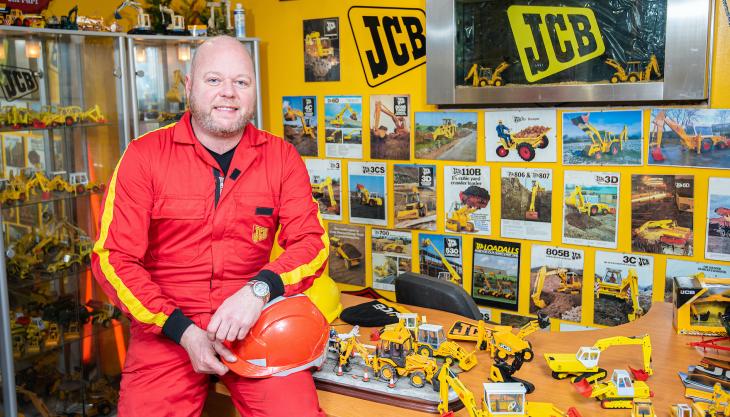 Macwill Services director Christopher McLaughlin – a self-confessed JCB ‘superfan’ – has just added a brand-new JCB Hydradig 110W Wastemaster to his fleet JCB