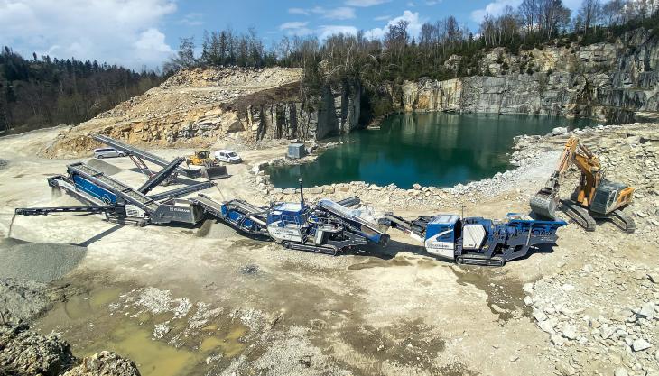 High-performance teamwork: the Mobicat MC 110(i) EVO2 jaw crusher and Mobicone MCO 90(i) EVO2 cone crusher coupled in line with a screening plant and a stacker Kleemann EVO2 machines