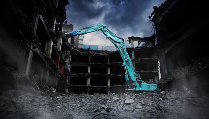 Kobelco SK1300DLC ultra-high-reach demolition excavator at work Kobelco SK1300DLC ultra-high-reach demolition excavator