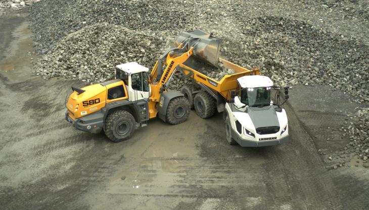 L 580 XPower wheel loader working with a TA230 ADT L 580 XPOwer and TA230